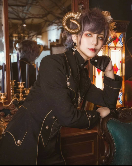 ロリータファッション【ゴスロリ】王子風ゴールドラインブラック