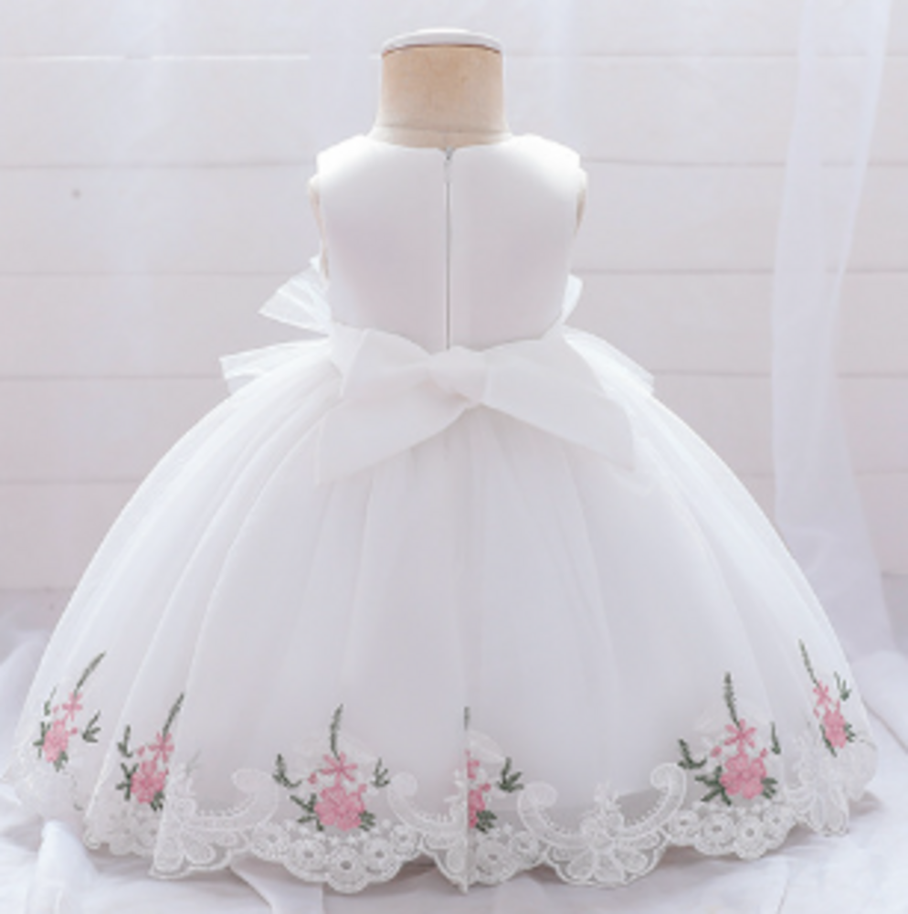 ピアノ発表会 結婚式用 子どもドレス 裾のお花の刺繍がポイントになる