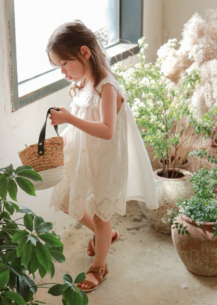 ピアノ発表会 衣装 子どもワンピース 裾の鍵編みレースが特徴の