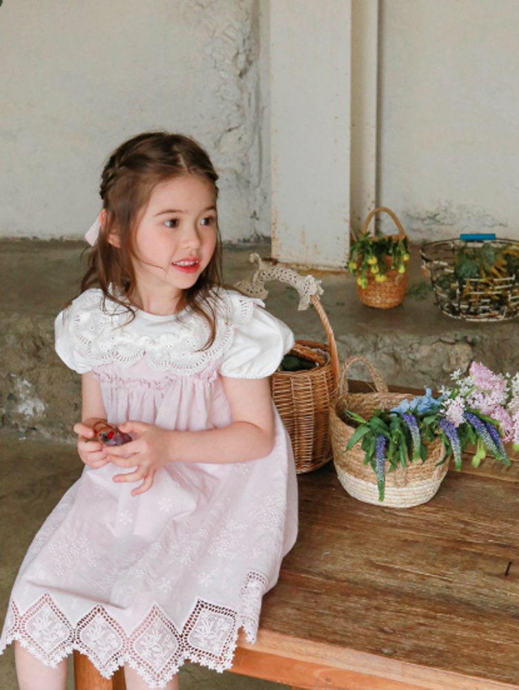 ピアノ発表会 衣装 子どもワンピース 裾の鍵編みレースが特徴の